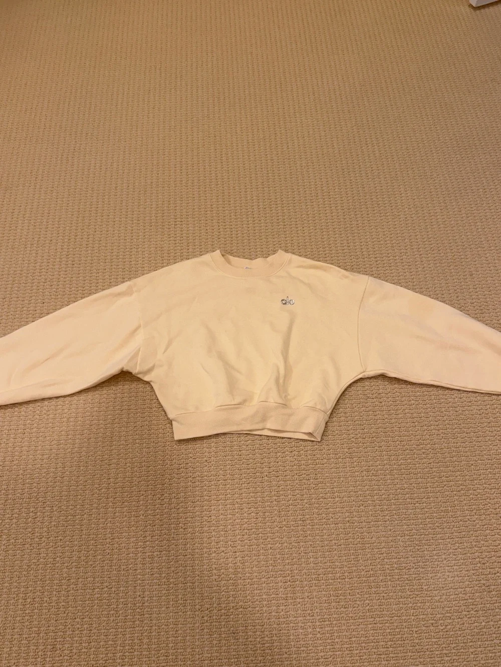 Alo Candlelight yellow- women’s Cropped Accolade Crewneck